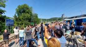 Zastávka u Brna - z jednoho nástupiště dvěma rozchody