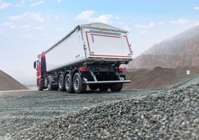 ​Schmitz Cargobull představuje vylepšenou korbu pro sklápěcí návěs S.KI AK Light