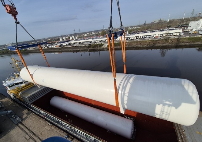 ​DSV: Obří LNG zásobníky dorazily do Švédska, další jsou na cestě