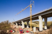 Metrostav postavil klíčový most na novém úseku D6 u Řevničova