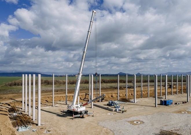 ​Harden Construction: V zóně Joseph na Mostecku byl vztyčen první sloup nové průmyslové haly