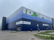 Alza otevírá logistické centrum s pobočkou a prvním AlzaDrive v Maďarsku