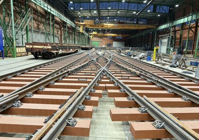 ​DTVS vyrobila dvojitou kolejovou spojku na syntetických pražcích pro Ruhrbahn