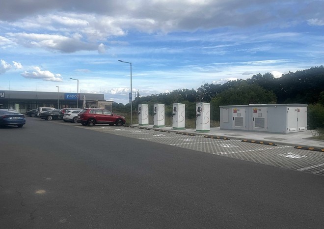 ​Řidiči v Úvalech nově dobíjejí rychleji, ČEZ zde otevřel čtyři ultrarychlé stanice