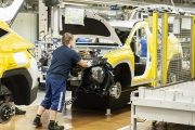 Výroba automobilů v České republice meziročně poklesla o pětinu