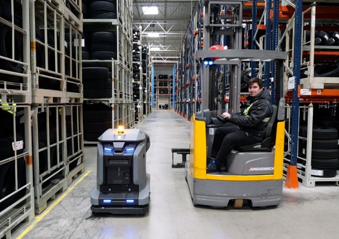 ​PST CLC Mitsui-Soko automatizuje úklid v Nehvizdech, nasadila zde robotický mycí stroj Kärcher