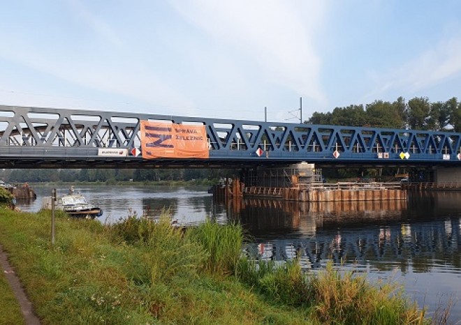 ​Po novém mostě v Čelákovicích již projíždějí první vlaky