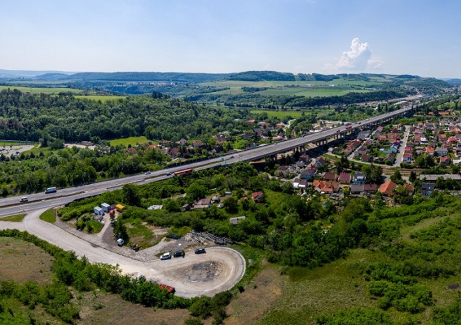 ​Řidiče ve středních Čechách v létě omezí například opravy na D5 nebo v Říčanech