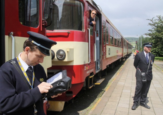 ČD přerušily prodej jízdenek ve vlacích, RegioJet přidá vozy