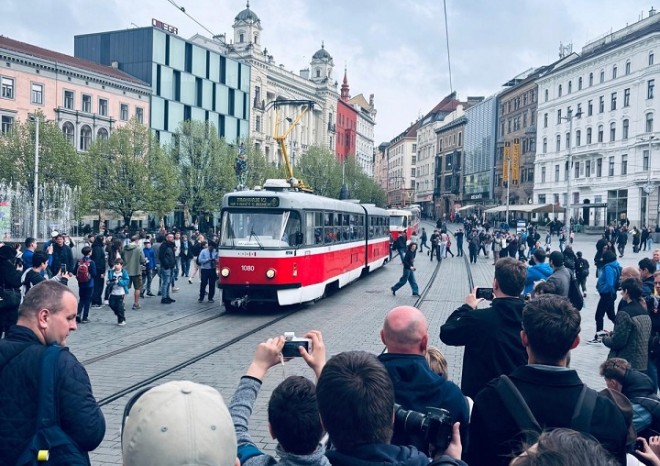​Fanoušci se v Brně rozloučili s legendárními tramvajemi K2