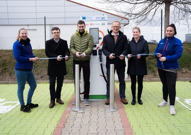 ​Tesco a ČEZ společně postavily přes 60 dobíječek pro elektroauta, během 3 let přibydou desítky dalších