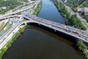 Začínají přípravné práce na opravě Barrandovského mostu, omezí provoz na Strakonické