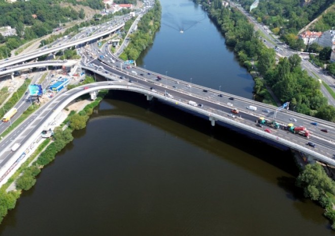 Silničáři nedokončí opravu Barrandovského mostu v původním termínu