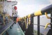 ​Objem ruské ropy naložené na lodích na moři vystoupil na rekord