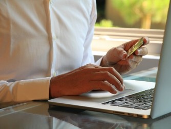 ​APEK: Obchodníci vítají rozhodnutí o zavedení fixního cla 3 EUR na balíky v hodnotě do 150 EUR