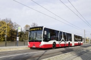 Do ulic vyjíždí velkokapacitní autobus CapaCity L