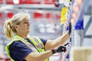 Umělá inteligence pomáhá společnost DHL při vyřizování objednávek v e-commerce