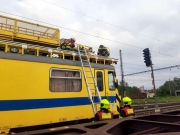 Drážní hasiči cvičili záchranu osoby zasažené elektrickým proudem