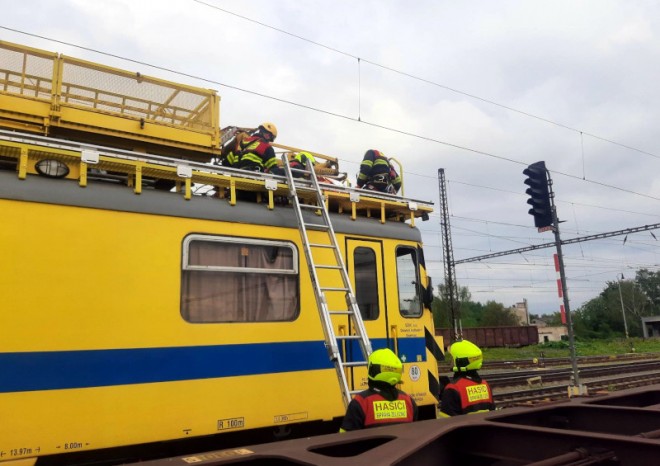 Drážní hasiči cvičili záchranu osoby zasažené elektrickým proudem