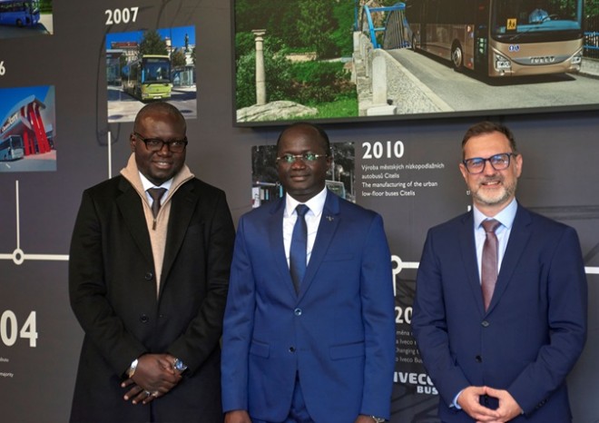 ​Ministr infrastruktury a dopravy Senegalu Yankoba Diémé navštívil závod IVECO BUS ve Vysokém Mýtě