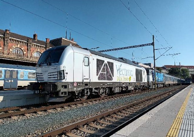 ​České dráhy na jižní Moravě testují duální lokomotivu Siemens Vectron Dual Mode