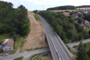 V rámci dostavby D4 začaly odstřely skalního masivu u Milína
