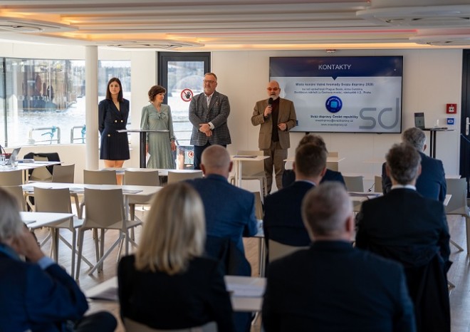 ​Dopravu drtí ceny asfaltu i nejistota, ministr dopravy potvrdil stavbu plavebního stupně Děčín