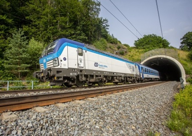 ​České dráhy rozšiřují provoz lokomotiv Siemens Vectron, nově pojedou také do Polska