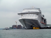 Amsterdam zakázal velké výletní lodě, chce omezit znečištění a nadměrný turismus