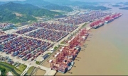 Zácpy v čínských přístavech narůstají, terminál v Ning-po je zavřený sedmý den