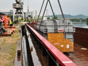 Regulační transformátory dorazily do lovosického přístavu