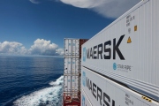 Maersk po útoku povstalců z Jemenu na jeho loď přerušil plavby v Rudém moři