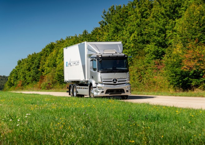 Nákladní automobily Mercedes-Benz Unimog a elektrická nákladní vozidla na veletrhu IFAT 2024