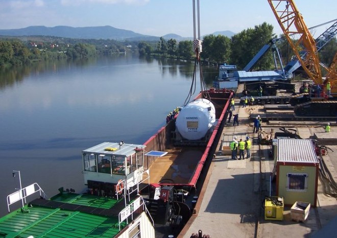 Špatně splavné Labe zdrželo lodě s nadměrnými náklady o čtyři měsíce