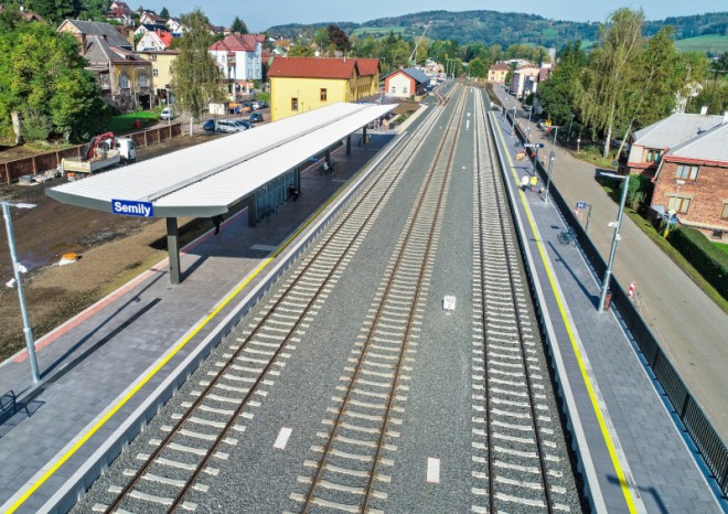 Nástupiště v Semilech nabízejí pohodlný nástup do vlaků