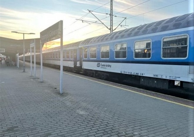 ​Od polsko-ukrajinské hranice se vrátí jeden evakuační vlak ČD, druhý tam zůstane
