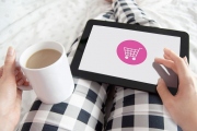 Domácnosti chtějí více utrácet, rychle rostou hlavně tržby on-line obchodů
