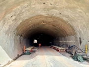 ​Ministr dopravy navštívil stavbu obchvatu Náchoda, klíčový tunel je již proražen