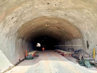 ​Ministr dopravy navštívil stavbu obchvatu Náchoda, klíčový tunel je již proražen