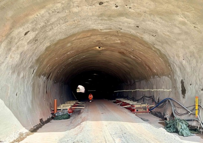 ​Ministr dopravy navštívil stavbu obchvatu Náchoda, klíčový tunel je již proražen