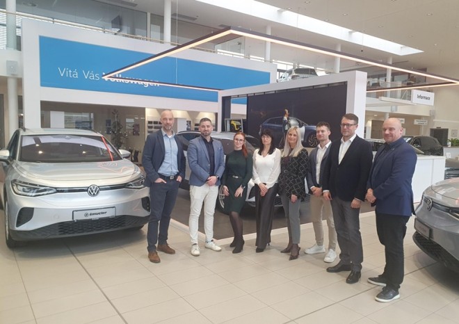 ​V autoparku ČEZ už je téměř 600 bezemisních vozů, nových 27 elektroaut bylo předáno v Plzni