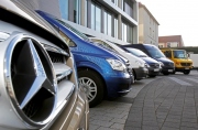 Mercedes-Benz loni obhájil pozici jedničky na trhu