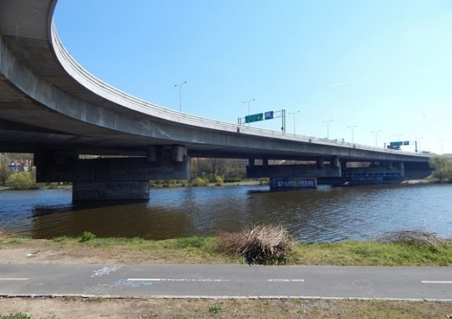 ​Začal se boural nájezd na Barrandovský most, větší problémy v dopravě nejsou