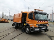 S očistou tramvajových kolejí v Plzni pomáhá nový čistící vůz