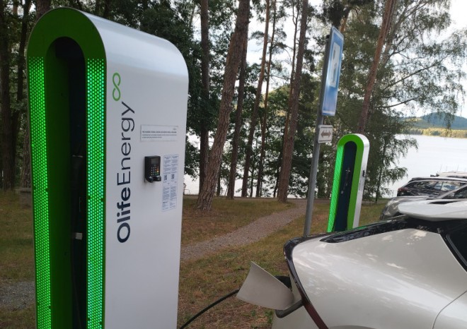 Nabíjecí stanice Olife Energy s platebním terminálem  slouží návštěvníkům Máchova jezera
