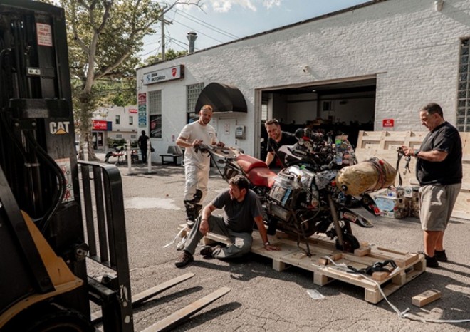​Legendární motorka „Juni“ odletěla do USA, cargo-partner zajistil přepravní řešení pro projekt Kolama dolů