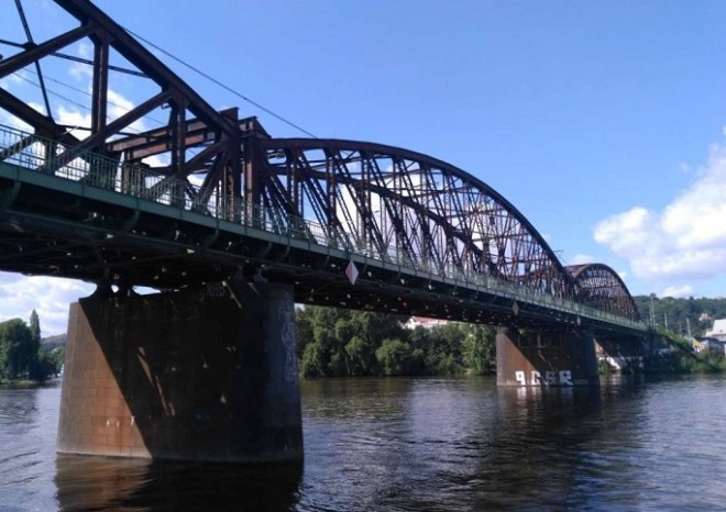 ​Praha 2 podpořila rekonstrukci železničního mostu na Výtoni