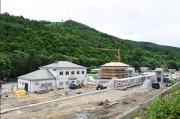Stavbaři začali usazovat novou lávku přes modernizovanou stanici v Adamově