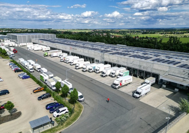 DB Schenker osazuje střechu centra v Rudné u Prahy solárními panely