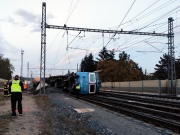 Hasiči z cisteren u Poříčan přečerpají benzen, trať se má otevřít ve středu